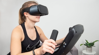 Frau trainiert mit VR-Brille