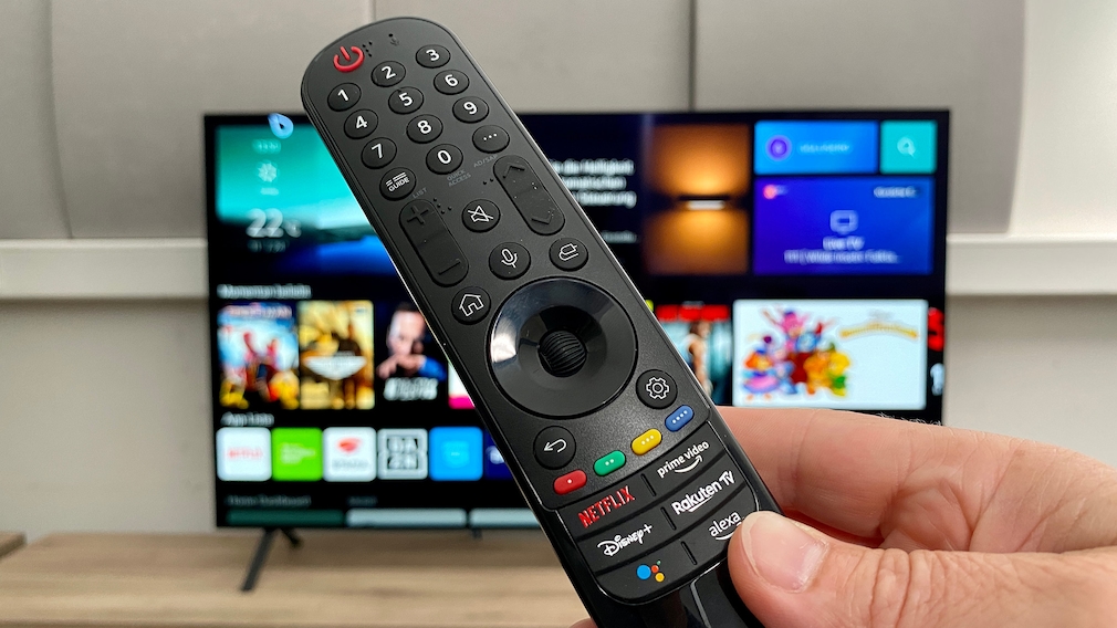 Die überarbeitete LG Magic Remote fällt schlanker aus und hat neben Tasten für Amazon und Netflix auch eine für Disney Plus.