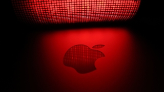 Apple-Logo in rotem Licht