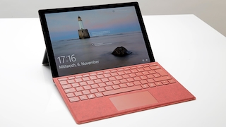 Microsoft Surface Pro 7 steht auf einem weißen Tisch.