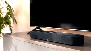 Die Denon Home Soundbar 550 soll für satte Klänge beim Fernsehen und für musikalische Unterhaltung sorgen.