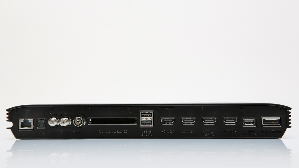 Die neue One-Connect-Box des Samsung QN95A bietet vier HDMI-Eingänge, drei USB-Buchsen sowie die Antennenanschlüsse. 