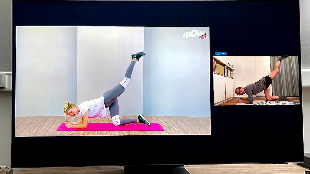 Im neuen Multi View Modus zeigt der Samsung QN95A zwei Bildfenster nebeneinander, etwa das Webcam-Bild des Nutzers neben einem Youtube-Tutorial.