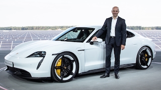 Manfred Harrer mit dem Porsche Taycan Turbo S