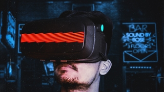 Mann trägt VR-Brille