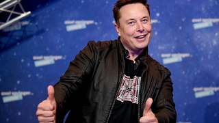Elon Musk reckt die Daumen nach oben.