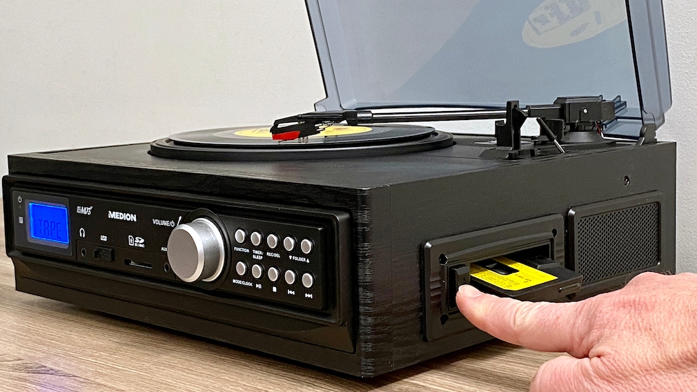 Medion E69143 Schallplatten- und Kassettendigitalisierer: Die Zeitmaschine im Test Der Kassettenspieler im Stil alter Autoradios und der Plattenspieler mit Kunststoff-Tonarm sind entsprechend der Preisklasse eher einfacher Machart. 