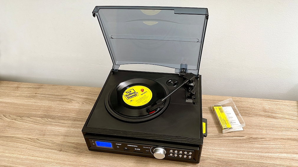 Medion E69143 im Test: Der Schallplatten- und Kassettendigitalisierer ist sehr kompakt gebaut.