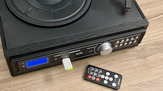 Der Medion E69143 überspielt Schallplatten und Kassetten direkt auf USB-Sticks und SD-Karten.
