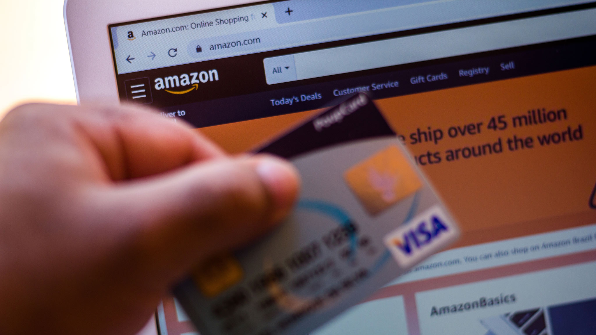 Eine Amazon-Kreditkarte vor einem Laptop
