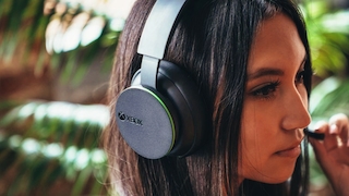 Frau trägt Xbox Wireless Headset
