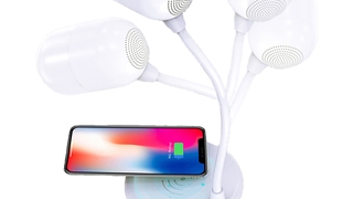Handy liegt auf smarter Lampe "ChargeAIR Light & Sound" und lädt