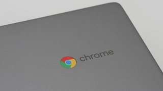 Chrome-Logo auf einem Chromebook in der Nahaufnahme.
