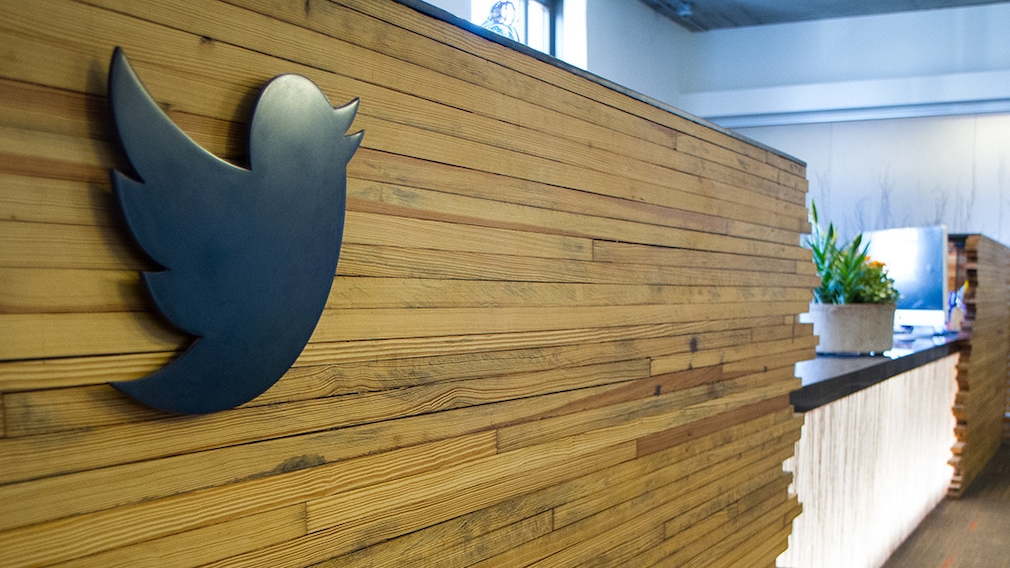 Twitter-Logo an einer Holzwand