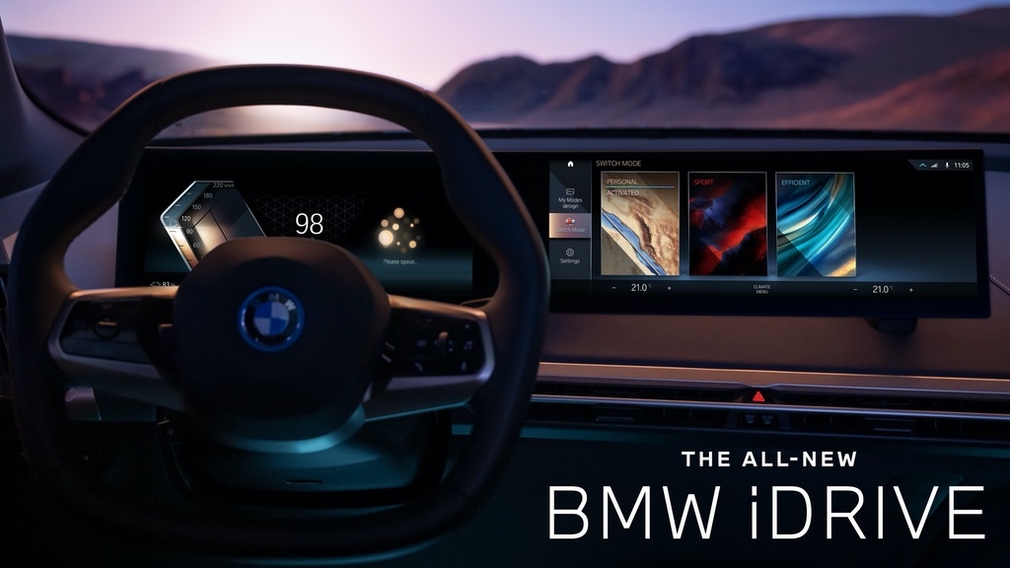 Fahrzeuginterieur mit BMW iDrive 8 