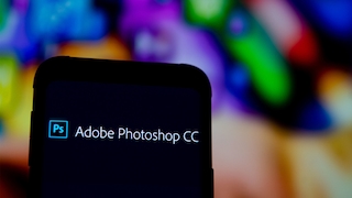 Handy mit geöffnetem Adobe Photoshop Logo