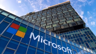 Microsoft-Logo an einem Gebäude