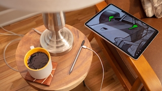 Pro Stylus neben einem iPad und einer Tasse Kaffee