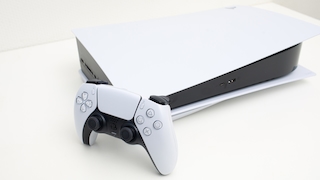 PlayStation-5-Konsole vor weißem Hintergrund