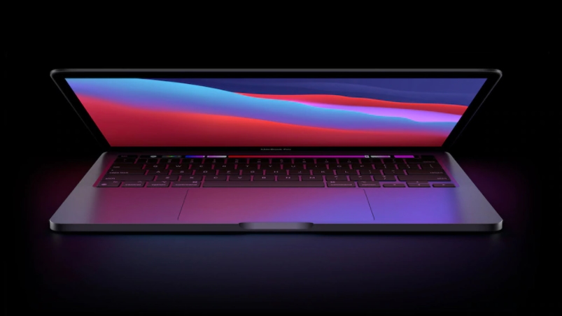 Apple MacBook vor dunklem Hintergrund