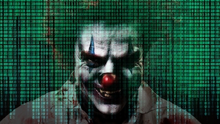 Joker-Gesicht hinter Programmiercode