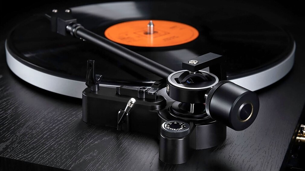 The Dual CS 518 has a gimbal-mounted tonearm. The Dual CS 518 has a gimbal-mounted tonearm.