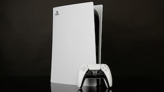 Die PlayStation 5 vor schwarzem Hintergrund.