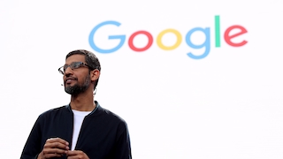CEO Sundar Pichai steht vor dem Google-Logo.