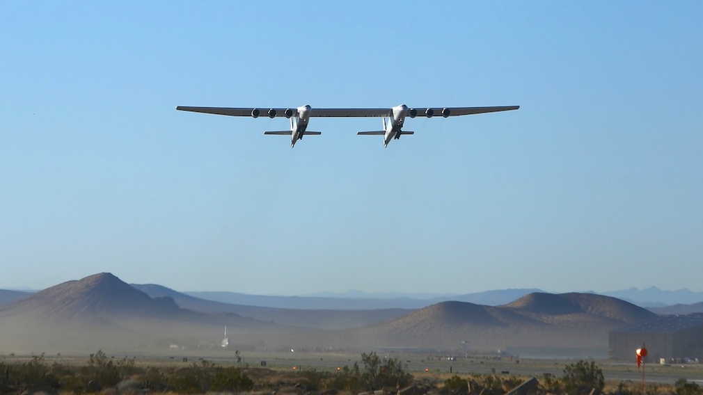 Scaled Composites Model 351 Stratolaunch hebt ab