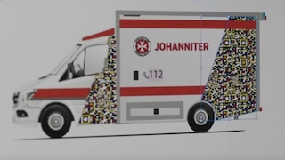 Johanniter-Krankenwagen mit QR-Code