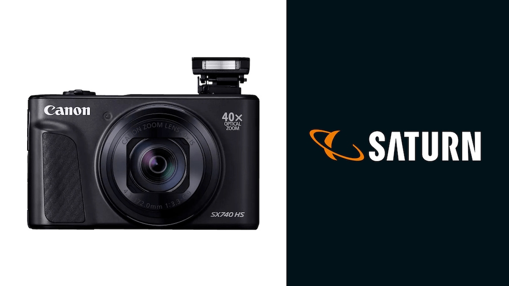 Canon-Kamera PowerShot SX740 HS neben Saturn-Logo