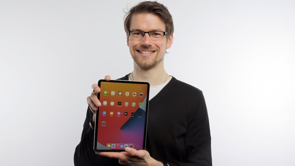 Redakteur hält das neue iPad Pro 11.