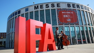 IFA-Logo vor Messehalle Berlin