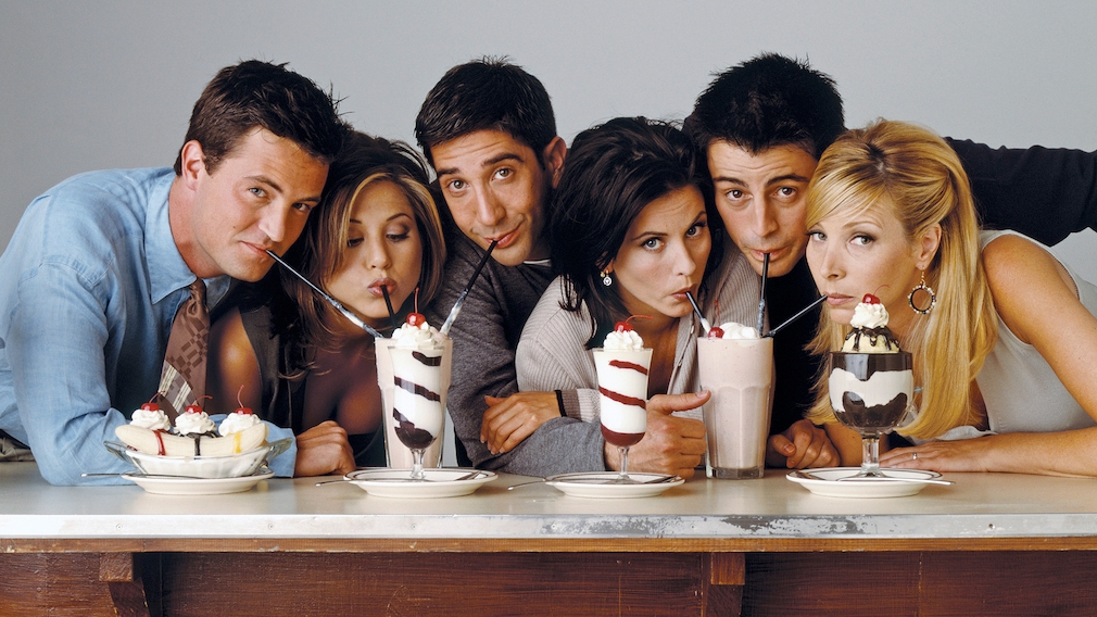 Darsteller der Serie Friends trinken Milchshakes