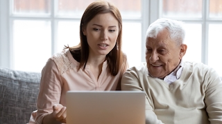 Schützen Sie Ihre älteren Familienangehörigen vor Online-Betrügern