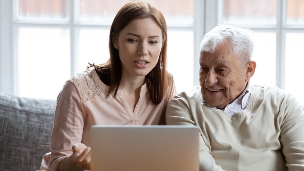 Schützen Sie Ihre älteren Familienangehörigen vor Online-Betrügern