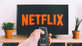 Nutzer schaltet Netflix ein