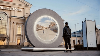Mann steht vor einem kreisrunden Portal in Litauen