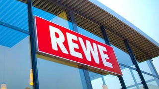 Das Rewe-Logo an einem Gebäude