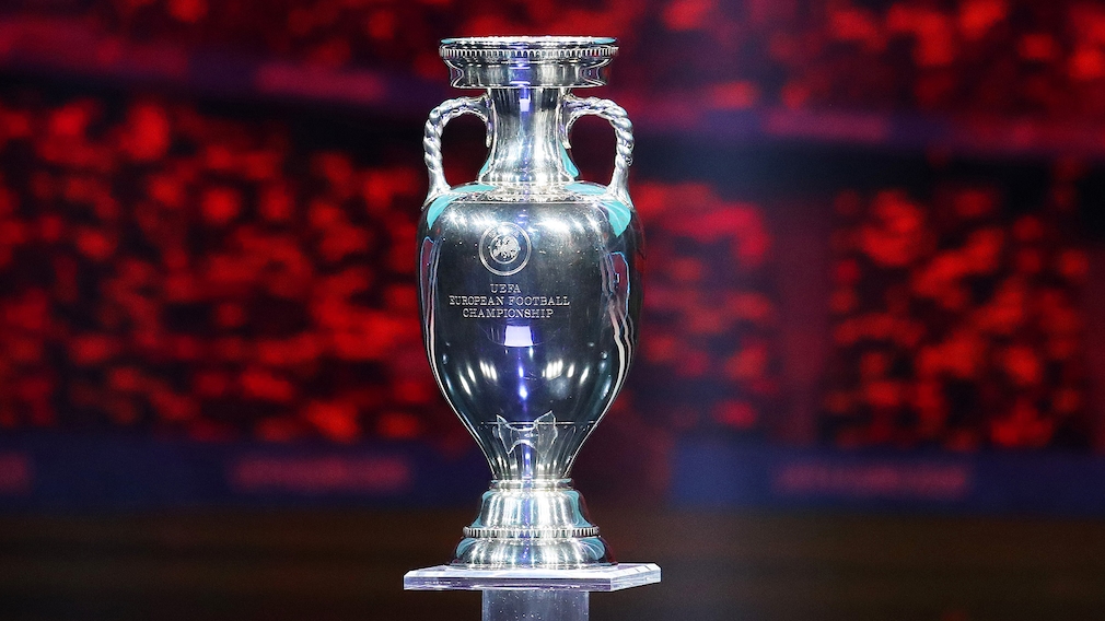EM 2021: Spielplan, TV-Übertragung, Favoriten – alle Infos Wer darf diesen Pokal mit nach Hause nehmen? 24 Mannschaften ermitteln in 51 Spielen den Nachfolger des amtierenden Europameisters Portugal. 