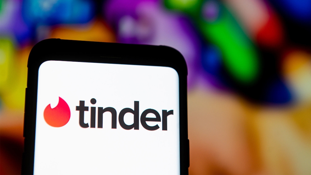Das Tinder-Logo auf einem Smartphone