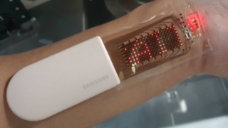 Als Pflaster: Samsung zeigt dehnbaren OLED-Bildschirm