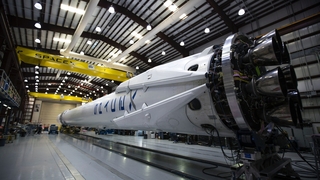 Eine Falcon-9-Rakete im Hangar