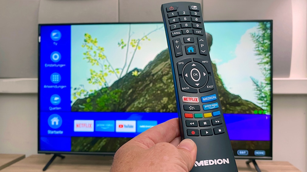 The remote control of the Medion X16566 is pleasing with its large, clearly labeled buttons.