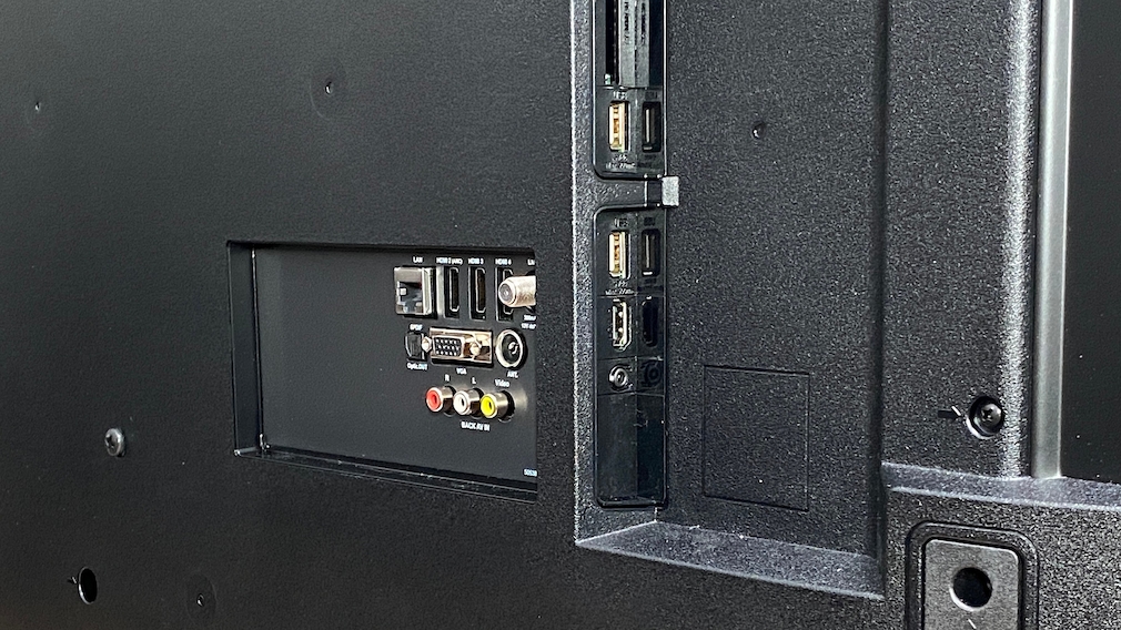 The back of the Medion X16566 is richly equipped with connections.