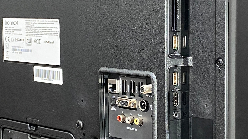 An Anschlüssen mangelt es dem HomeX UH55FT5505 nicht, so gibt es gleich vier HDMI-Eingänge.
