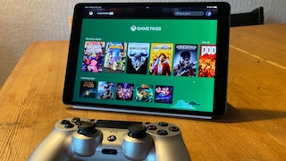 Xbox Cloud Gaming läuft auf dem iPad Air 3, davor liegt ein Playstation-4-Controller.