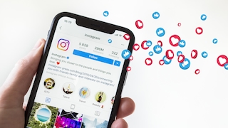 Handy mit geöffneter Instagram-App