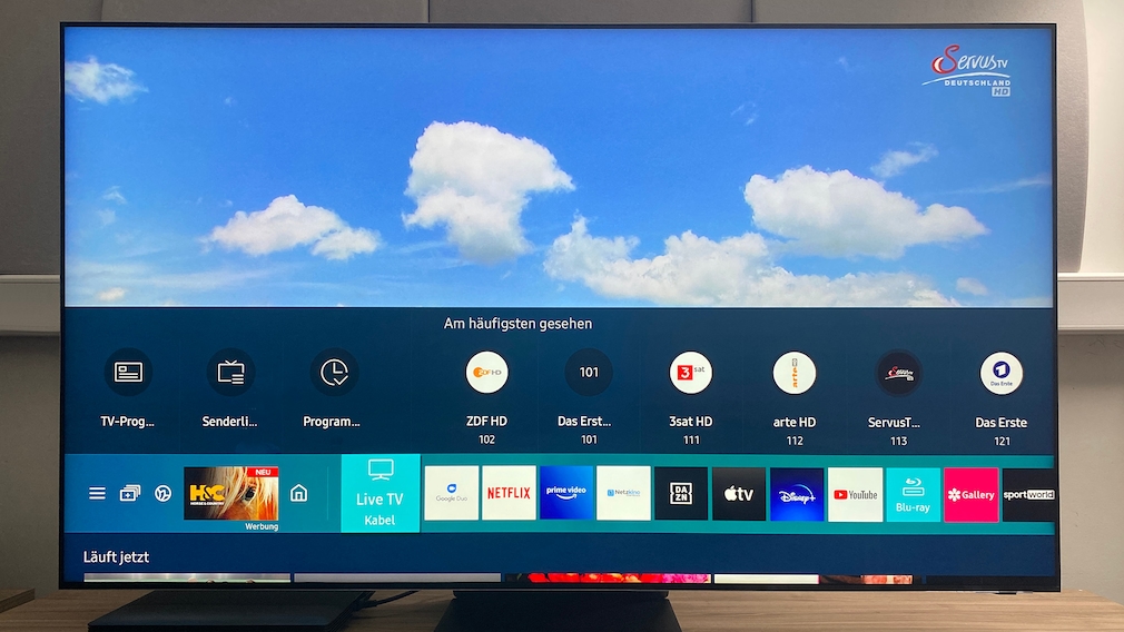 Ein Druck auf die Home-Taste der Fernbedienung blendet beim Samsung-TV den Smart Hub mit den installierten Apps ein