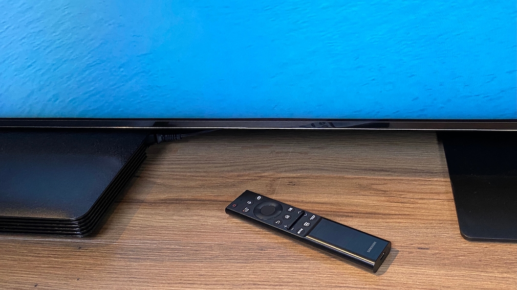 Samsung QN800A im Test: Ein Fernseher zum Staunen! Dank eingebautem Akku sind Batterien für die Fernbedienung des Samsung QN800A kein Thema, zum Aufladen gibt es einen USB-Anschluss sowie eine Solarzelle auf der Rückseite. 